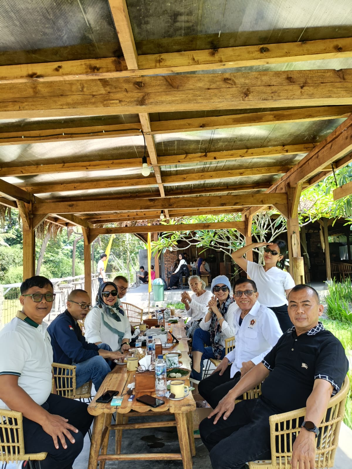 Resto Tepi Kali Kampung Cisusukan, Desa Kompa, Parungkuda, Kabupaten Sukabumi. Resto Tepi Kali Kampung Cisusukan, Desa Kompa, Parungkuda, Kabupaten Sukabumi.