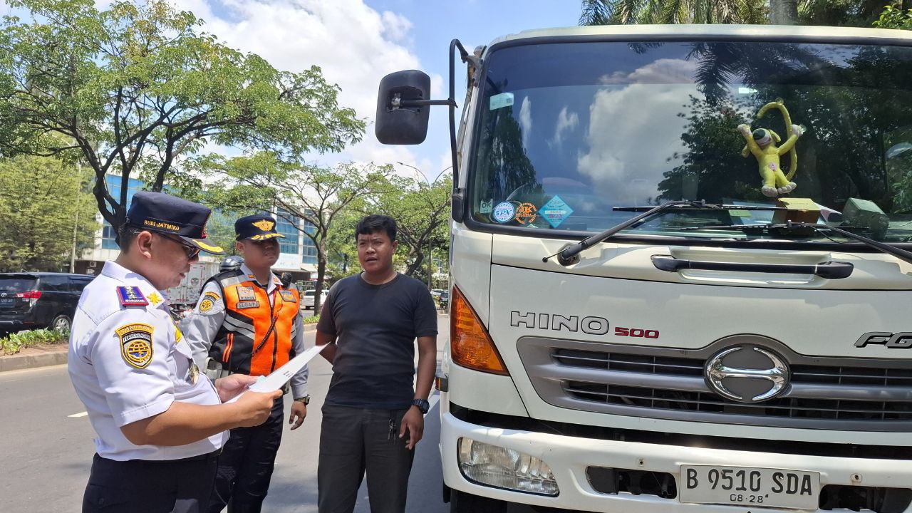 Pemkot Tangsel Gelar Operasi Gabungan; Tindak Puluhan Kendaraan Truk yang Langgar Jam Operasional