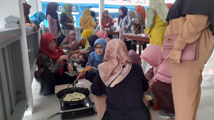 Tingkatkan Ketahanan Keluarga, Ibu-ibu UPPKA dan Keluarga Rentan Ikuti Pelatihan Olahan Pangan Lokal