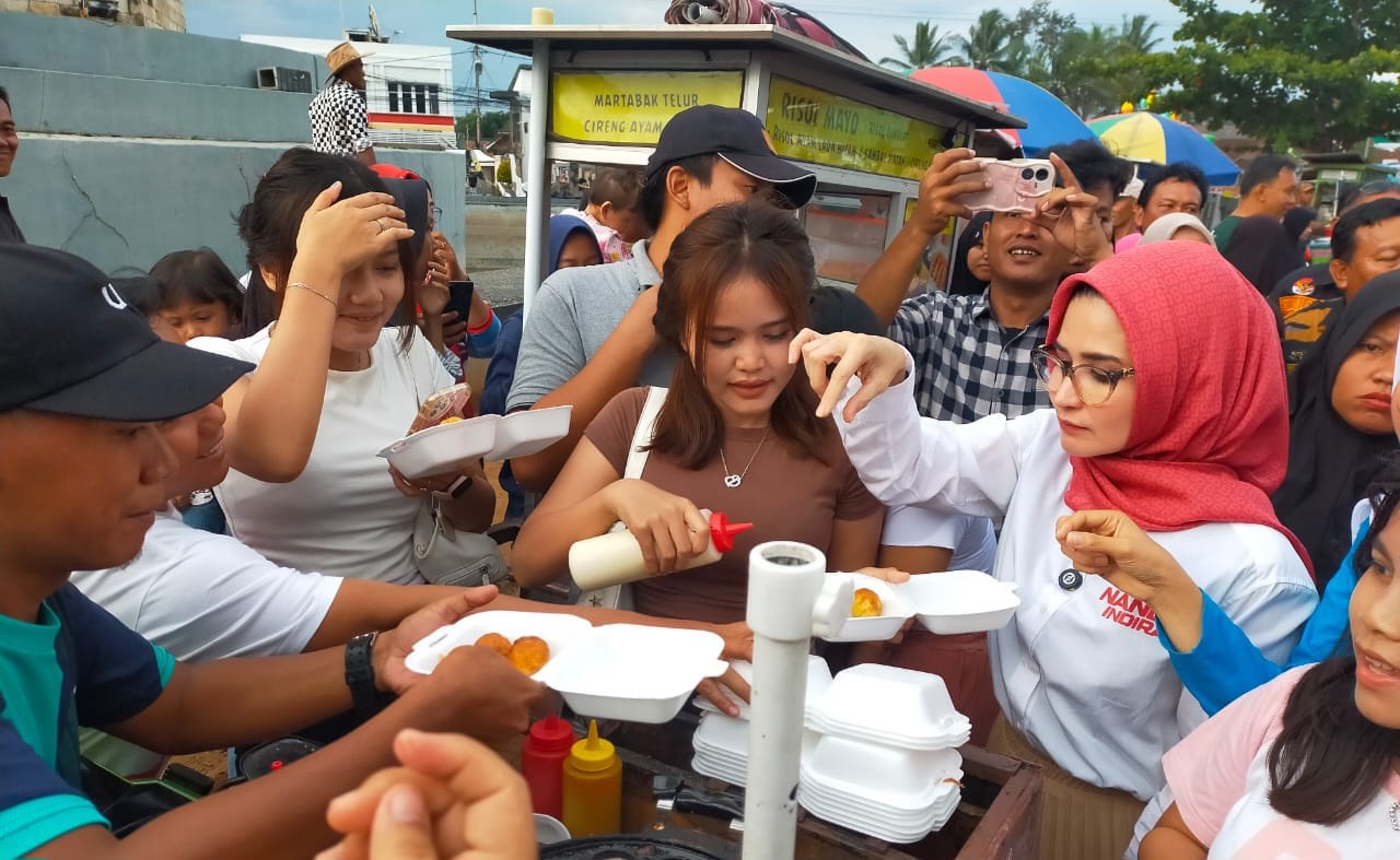 Naik Odong-odong Cabup Nanda Borong Jajanan UMKM di Gedongtataan