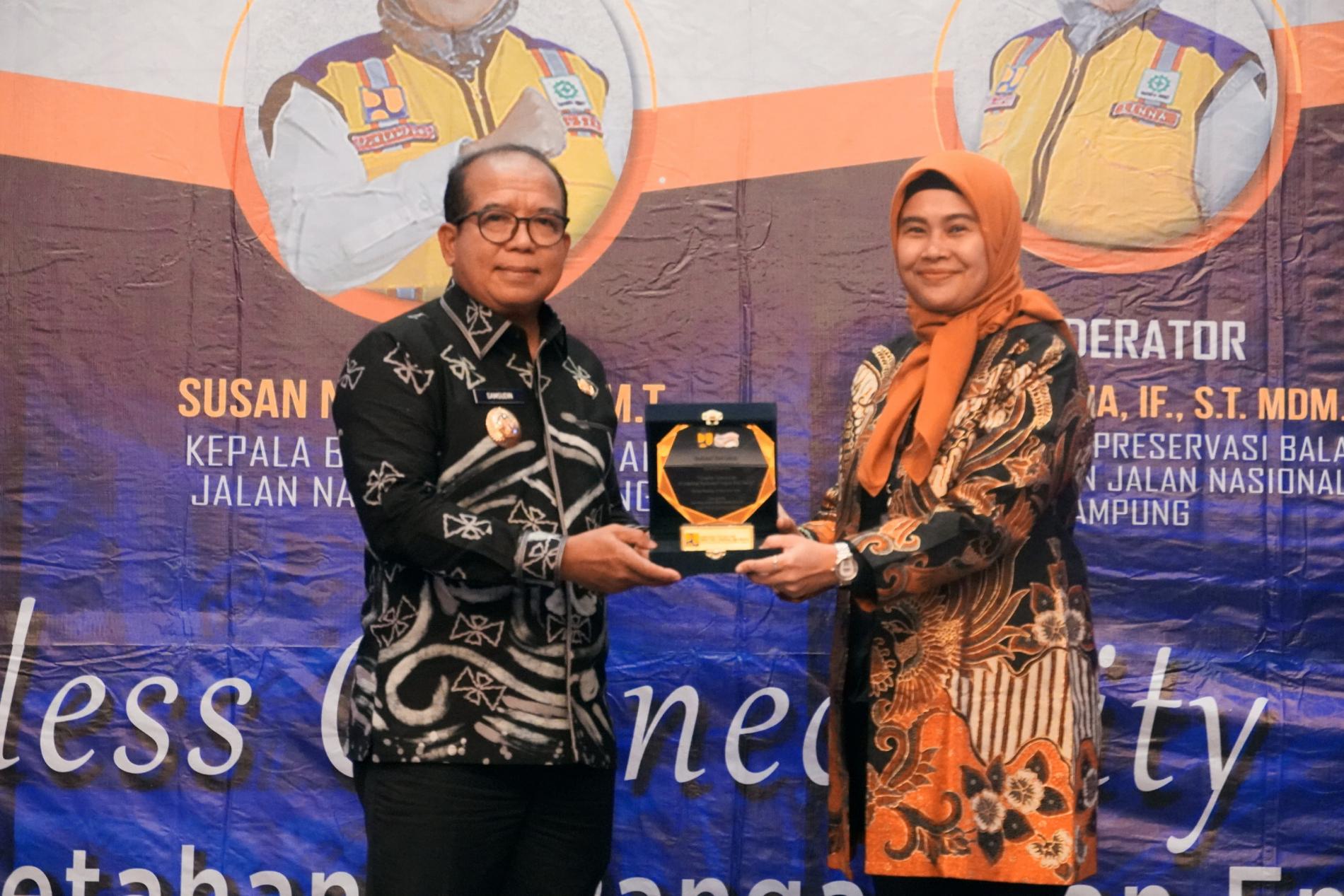 Pj. Gubernur Lampung Tekankan Pentingnya Konektivitas Infrastruktur Jalan untuk Ketahanan Pangan dan Energi Pada Seminar Hari Jalan 2024