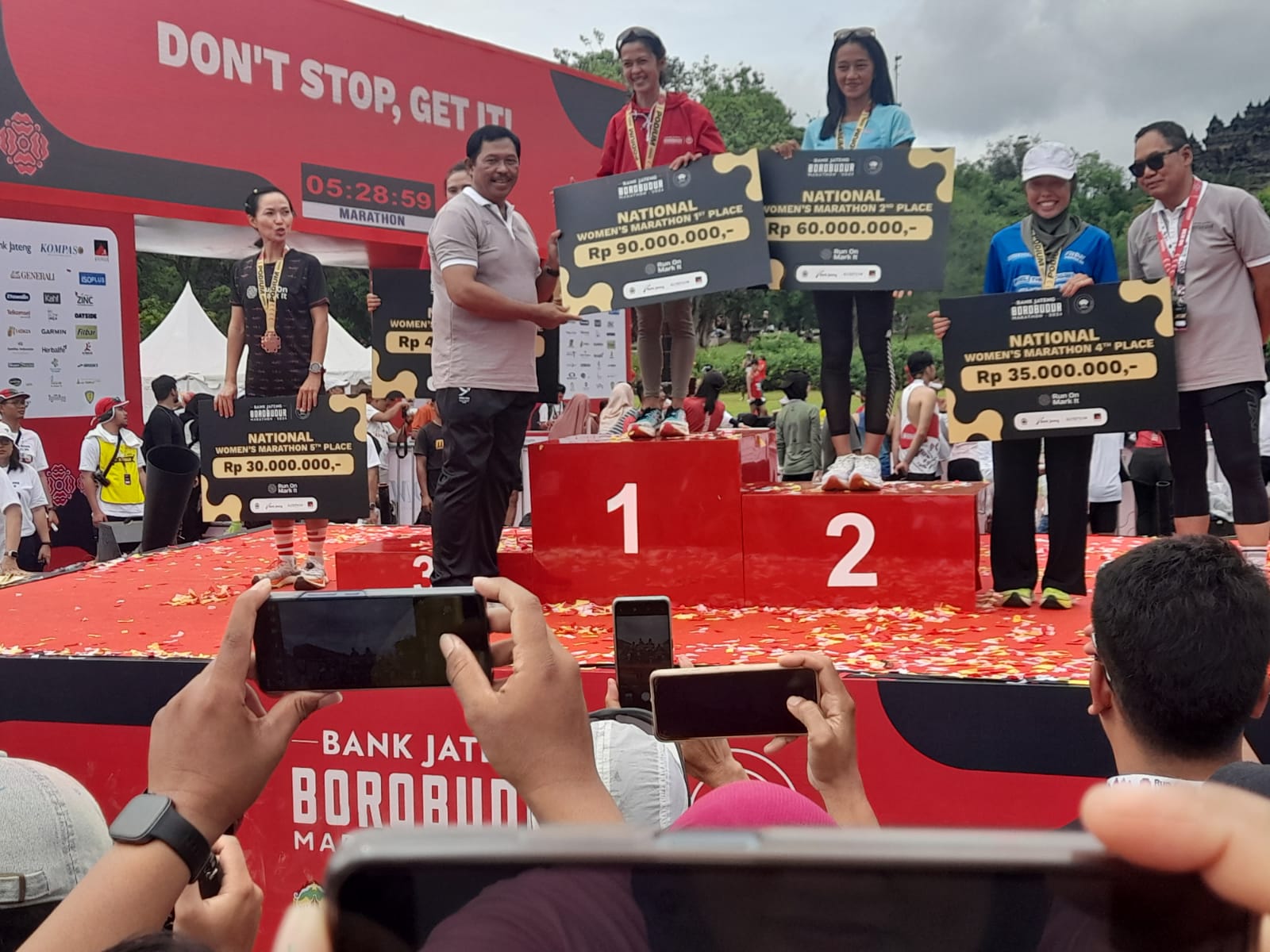 Nofeldi Petingko dan Irma Juarai Bank Jateng Borobudur Marathon 2024