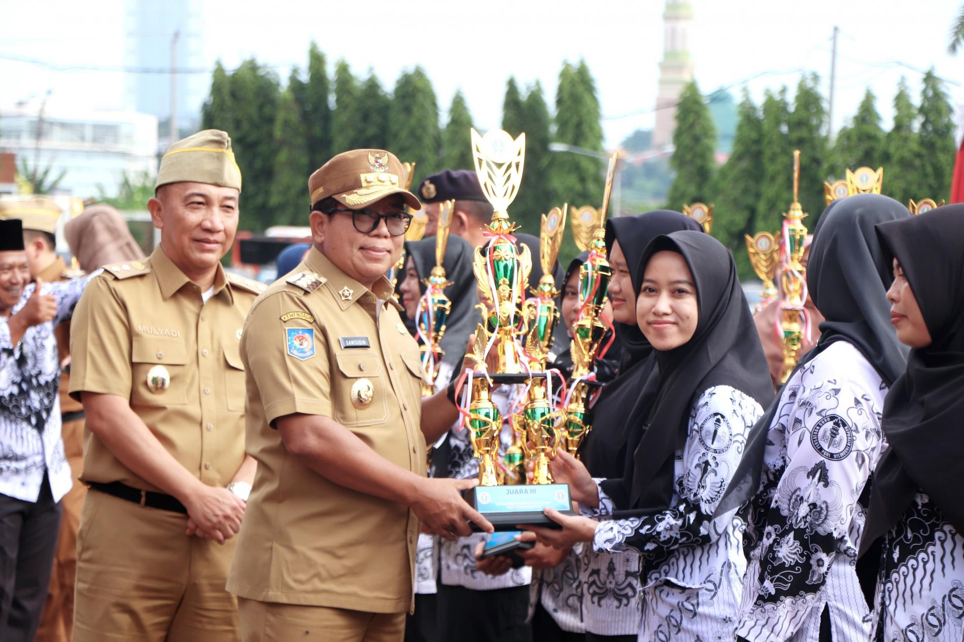 Pj. Gubernur Samsudin Pimpin Upacara HUT ke-79 PGRI dan Hari Guru Nasional Tingkat Provinsi Lampung Tahun 2024