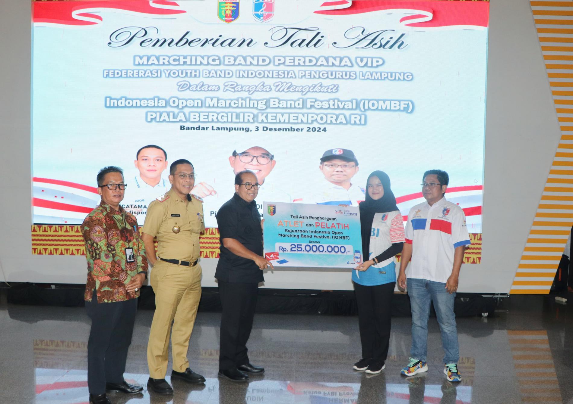 Pj. Gubernur Lampung Serahkan Penghargaan kepada Marching Band FYBI, Juara Umum IOMBF 2024