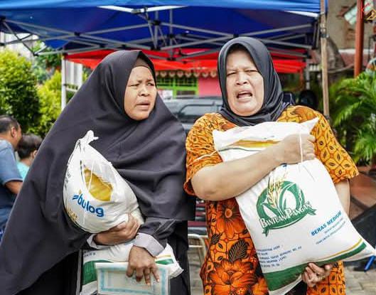Kelurahan Galur dan PT. Pos Indonesia Distribusikan 1269 Beras Bulog, Warga Yang Menerima Beras Tersenyum Sumringah