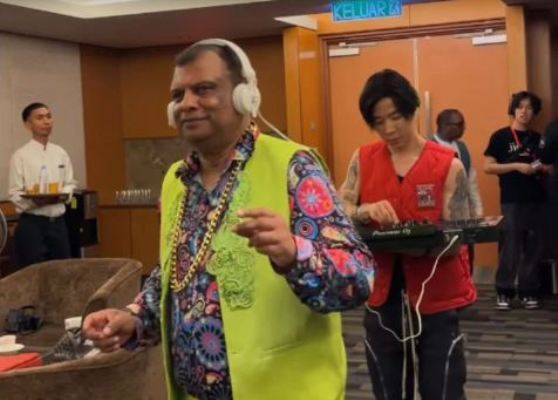 CEO AirAsia Tony Fernandes Menikmati Set DJ Eksklusif dengan Headphone Pribadi