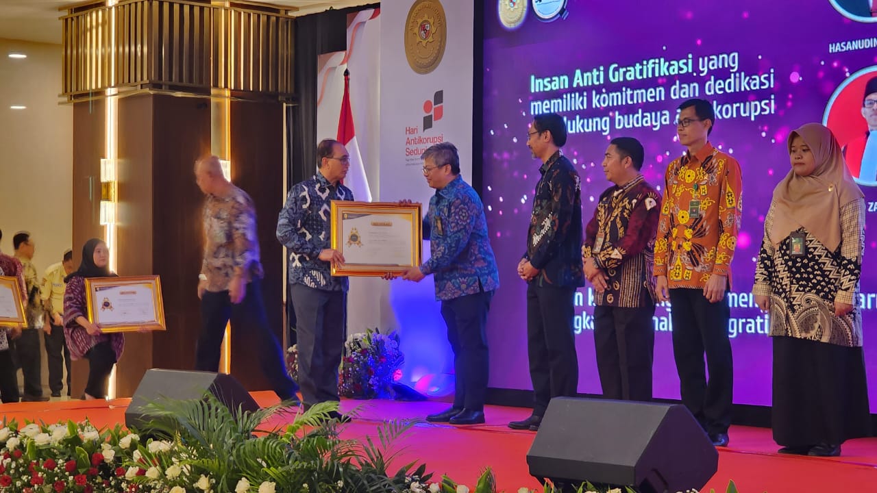 Direktur Pembinaan Tenaga Teknis Peradilan Umum, Ketua PN Dompu dan Ketua PN Pulang Pisau Terima Penghargaan Insan Anti-Gratifkasi