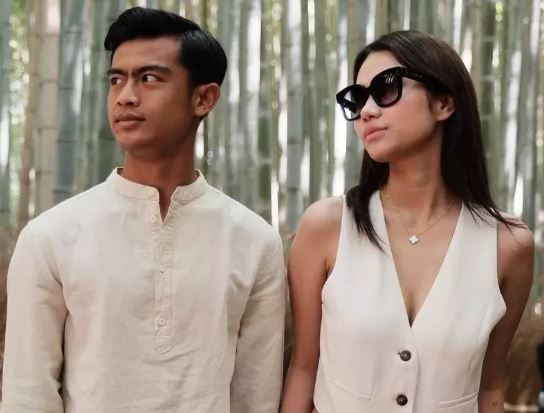 Pratama Arhan Foto Peluk Perut Istri, Azizah Salsha Hamil?