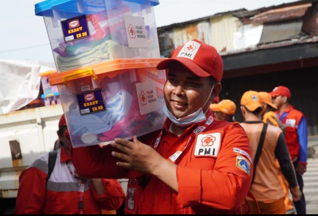 PMI Jakpus Buka Posko Kesehatan dan Salurkan Bantuan Warga Korban Kebakaran Jalan Kemayoran Gempol