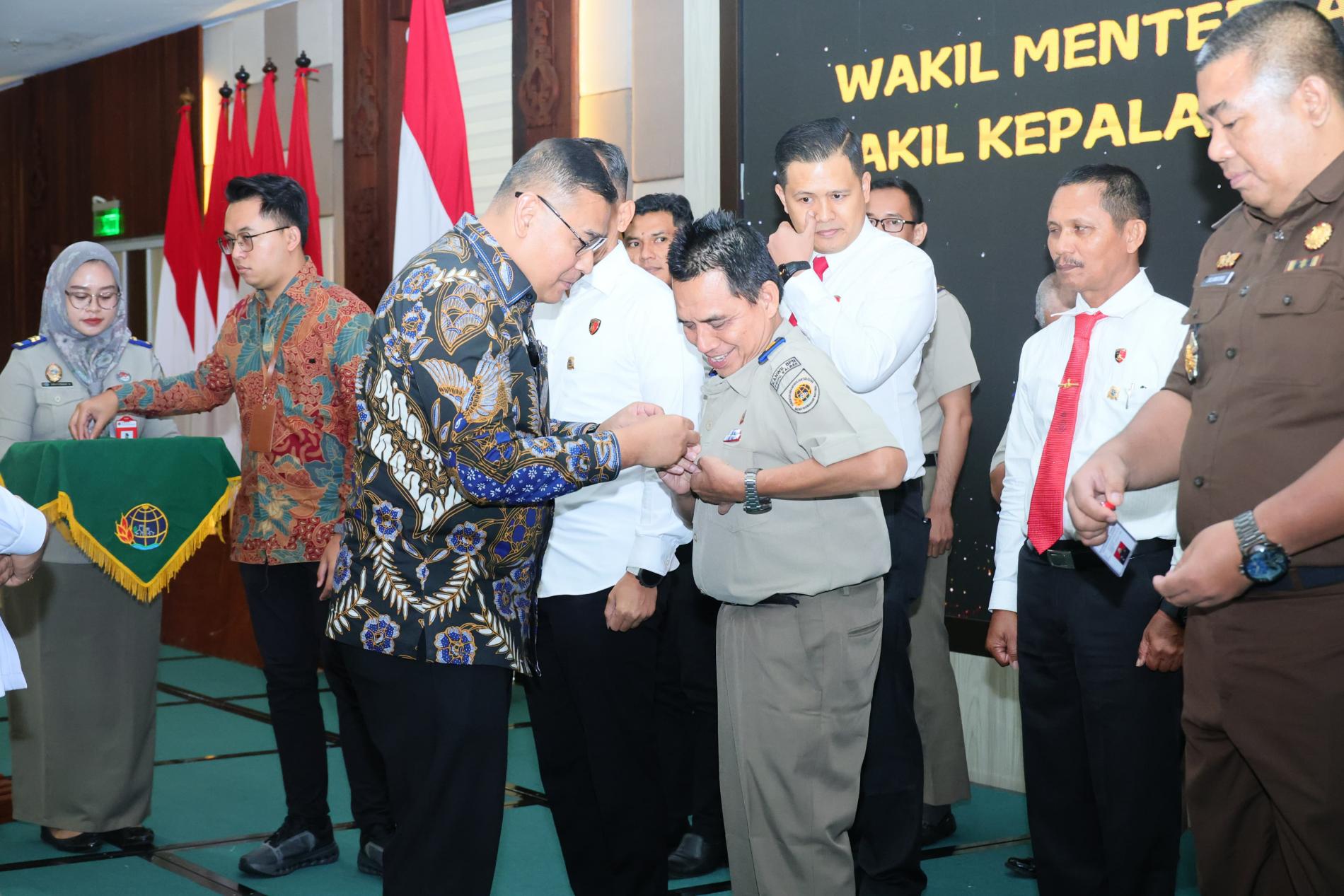 Wamen ATR/Waka BPN Serahkan 270 Sertipikat Tanah Elektronik di Kalbar, Berikan Nilai Tambah Ekonomi dan Keamanan Aset untuk Rakyat