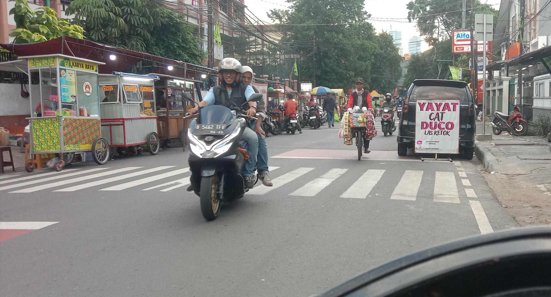 Jalan Jadi Sempit, Gerobak Pedagang dan Lapak Cat Duko Kuasai Trotoar dan Bahu Jalan