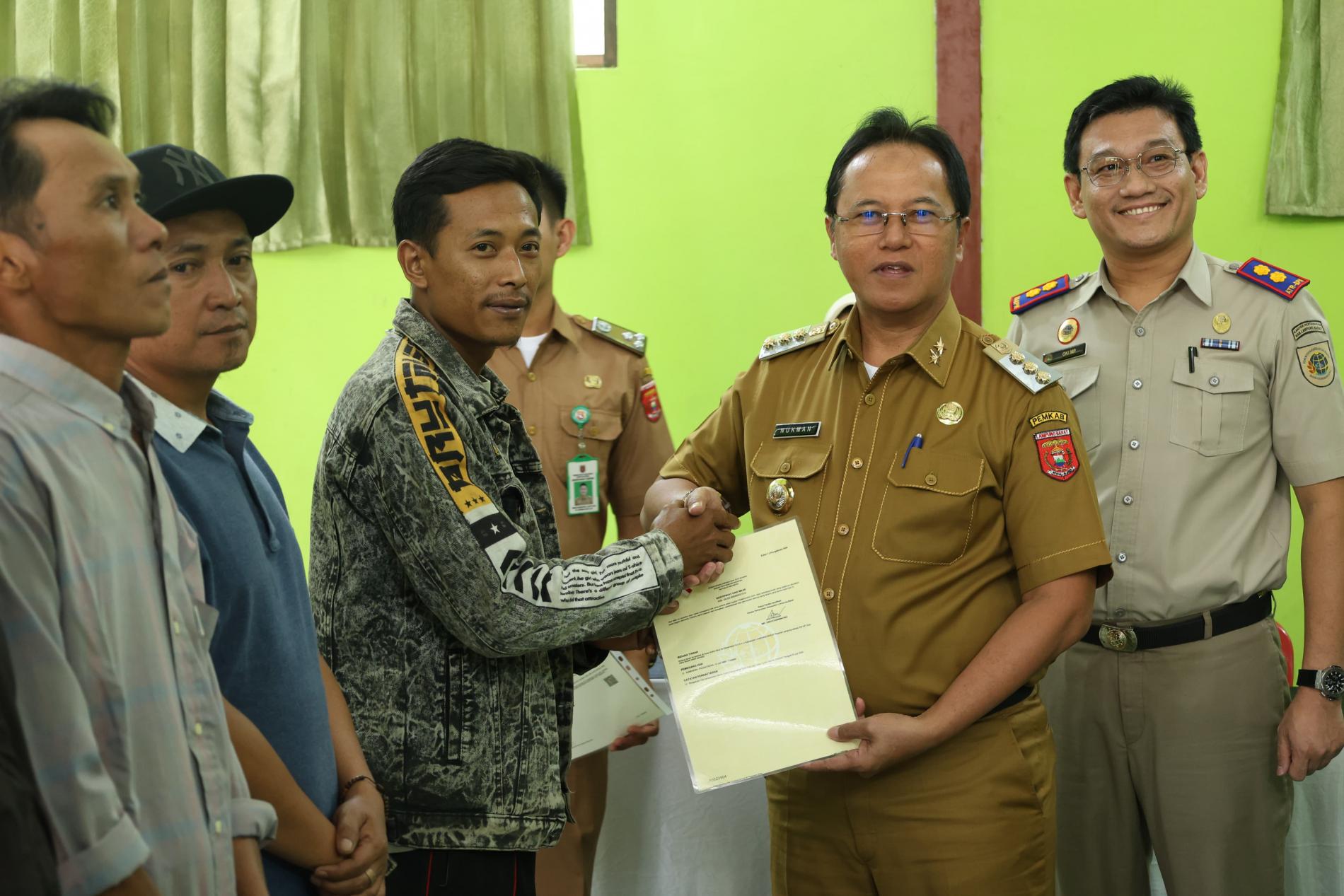 Pj. Bupati Lambar Drs. Nukman Serahkan Sertifikat Tanah Program Strategis Nasional