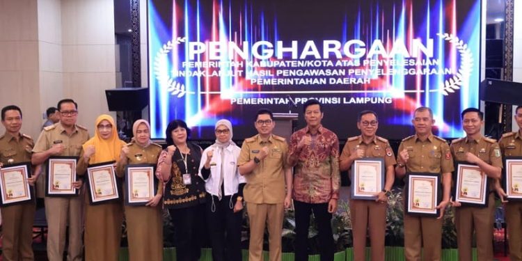 Pj. Sekdaprov Fredy Serahkan Piagam Penghargaan kepada Pemkab/Pemkot yang Berhasil Selesaikan PPPD Tahun 2023