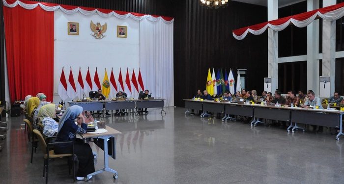 Pj. Gubernur Samsudin Pimpin Rapat Persiapan Evaluasi Kinerja Triwulan Kedua Periode 19 September – 19 Desember 2024