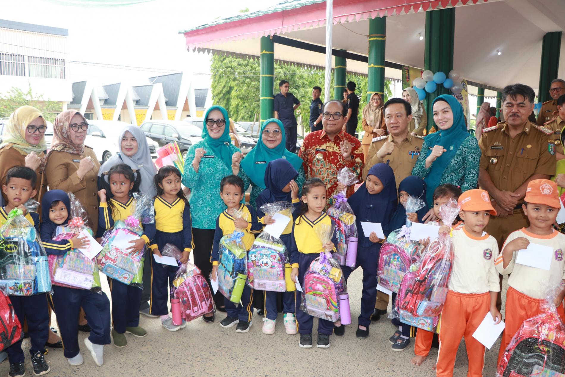 Disambut Meriah, Pj. Gubernur Samsudin Bermain Bersama Anak-Anak PAUD Pringsewu