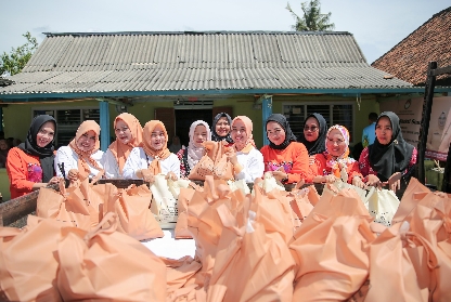 Peringati HUT Ke-25 DWP Provinsi Lampung dan Hari Ibu, Pj. Ketua DWP Gelar Bakti Sosial