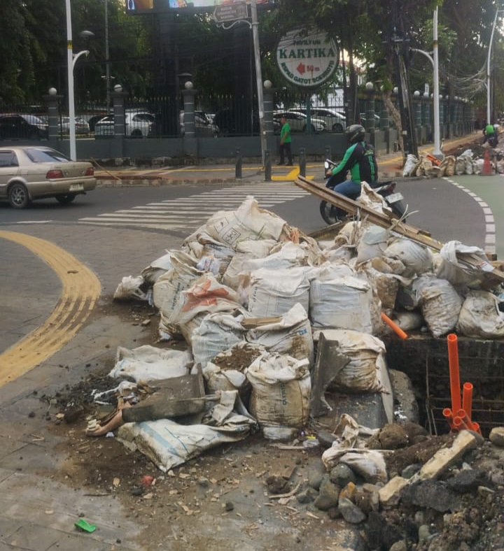 Parah, Tumpukan Karung Galian Proyek Relokasi Utilitas Numpuk Ditikungan Maut Jalan Senen Raya