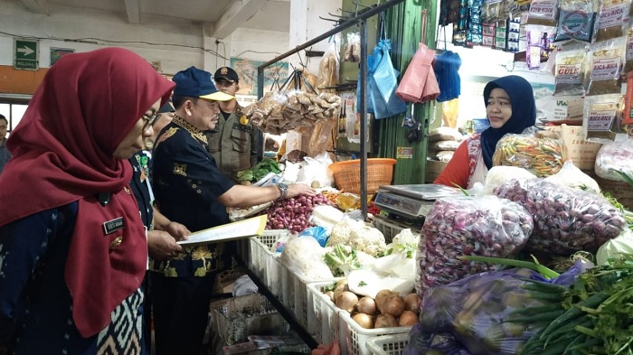 Jelang Nataru, Bupati  Demak  Pantau Harga dan Stok Kebutuhan Pokok di Pasar Tradisional