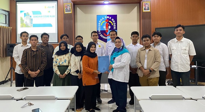 Tim FT USM Latih Siswa SMAN 2 Semarang Membuat Artikel Ilmiah