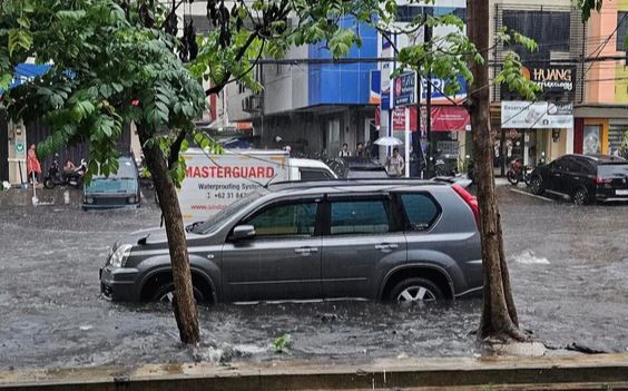 27 Daerah di Surabaya-Sidoarjo Terdampak Banjir, Macet di Mana-mana