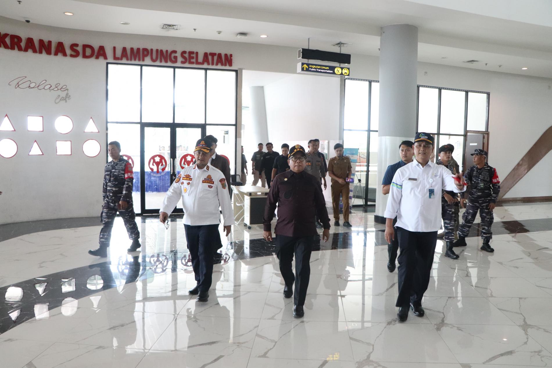 Pj. Gubernur Samsudin Tinjau Arus Mudik Natal Dan Tahun Baru 2025 Di Pelabuhan Bakauheni