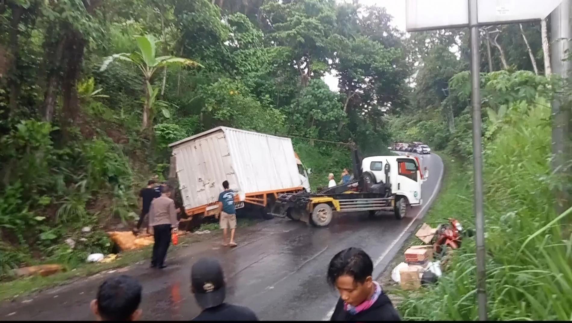 Mobil Box Muat Kelapa Anjlok di Simpang Mutun Pesawaran
