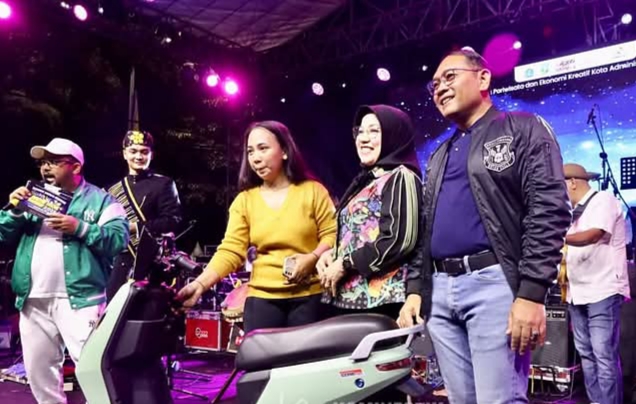 Meriah, Warga Berbondong-bondong Nonton Panggung, Ada Hadiah Menarik dan Hiburan Musik, Alhamdulillah Dapet Sepeda Listrik