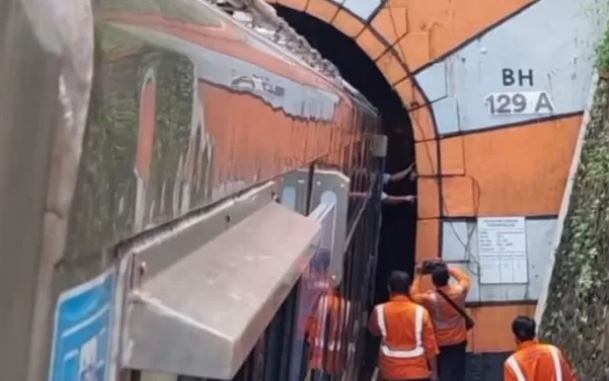 Ini Penyebab KA Logawa Tertahan di Terowongan Gumitir