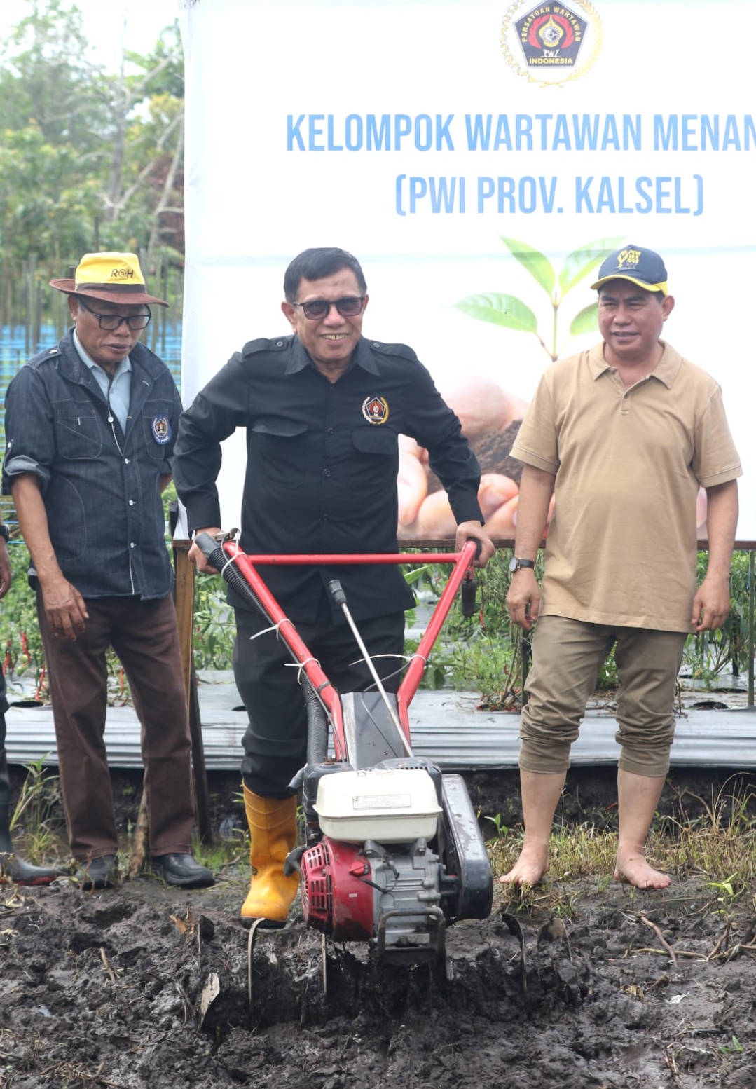 Ketua Umum PWI Pusat Hendry Ch Bangun mengapresiasi program wartawan menanam yang digagas PWI Provinsi Kalimantan Selatan.