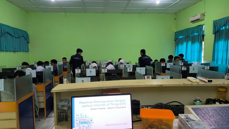 Tim USM Gelar Pelatihan Mikrokontroler ESP32 Berbasis IoT di SMAN 4 Semarang