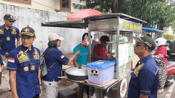 Jaga Keindahan Kota, Satpol PP Rembang Tertibkan PKL yang Tinggalkan Lapak Usai Berjualan