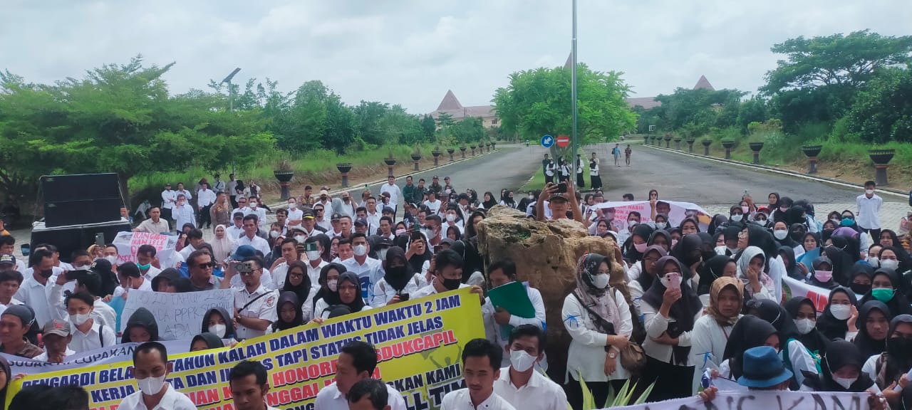 Ratusan Honorer Unjuk Rasa, Pemkab Tubaba: Tetap Jalankan Perintah dari Pusat