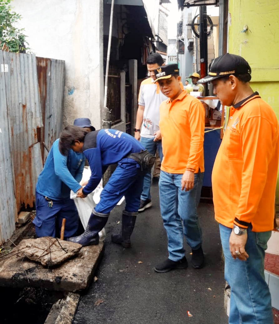 Kerja Bakti dan Gerebek Lumpur Dipermukiman RW 06 Paseban Guyub dan Kompak, Dekot Ini Gerakan Kolaborasi Antara Pemerintah dan Warga