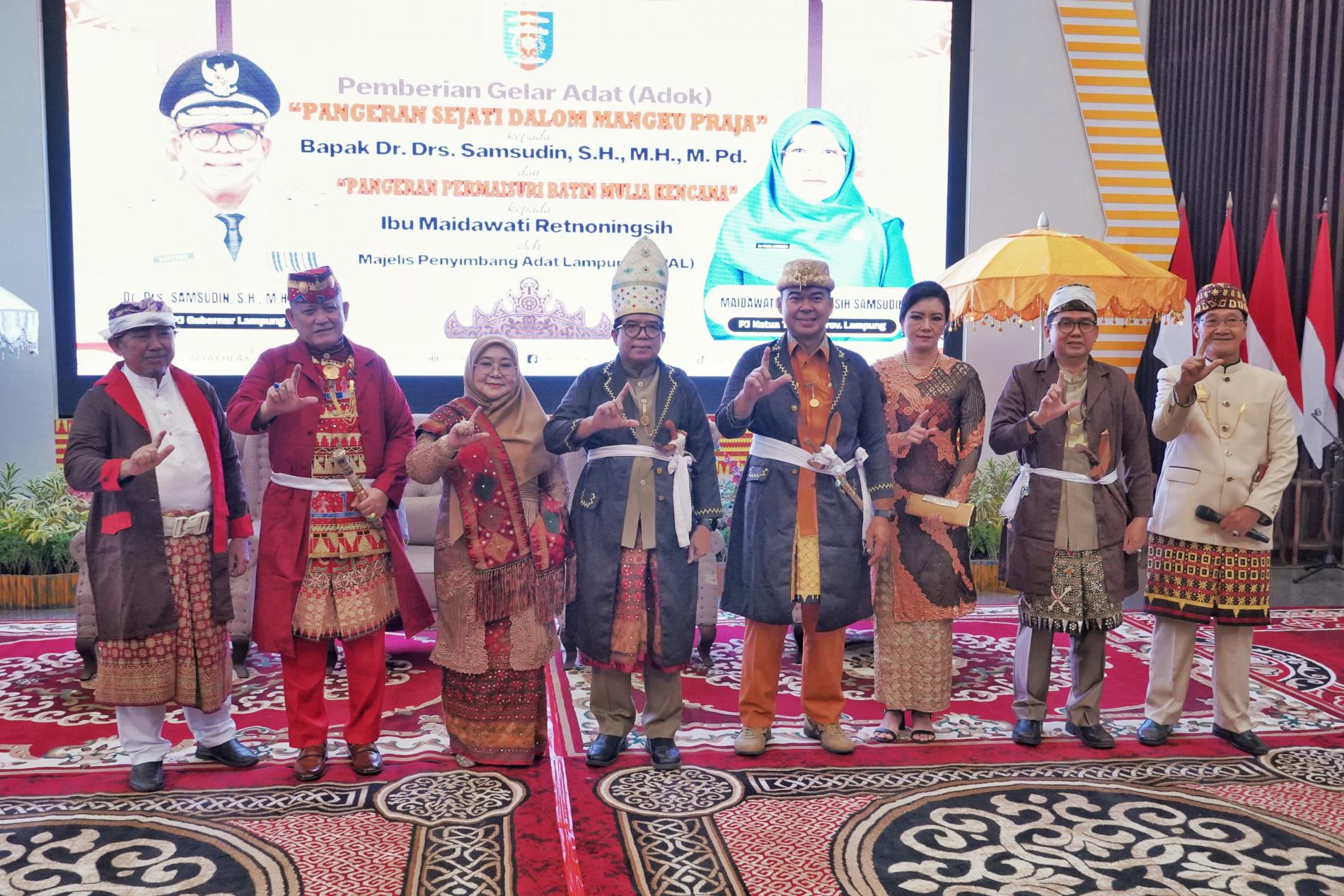 Pj. Gubernur Lampung Samsudin dan Istri Terima Gelar Adat Pangeran Sejati dan Pangeran Permaisuri dari MPAL