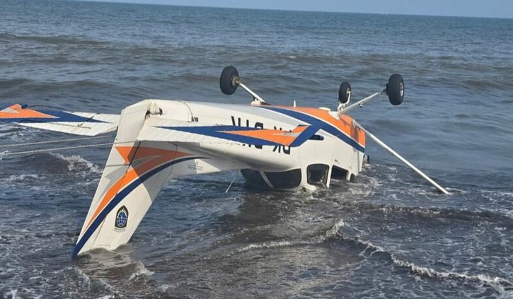 Pesawat Latih Mendarat Darurat dan Terbalik di Muncar, Nihil Korban