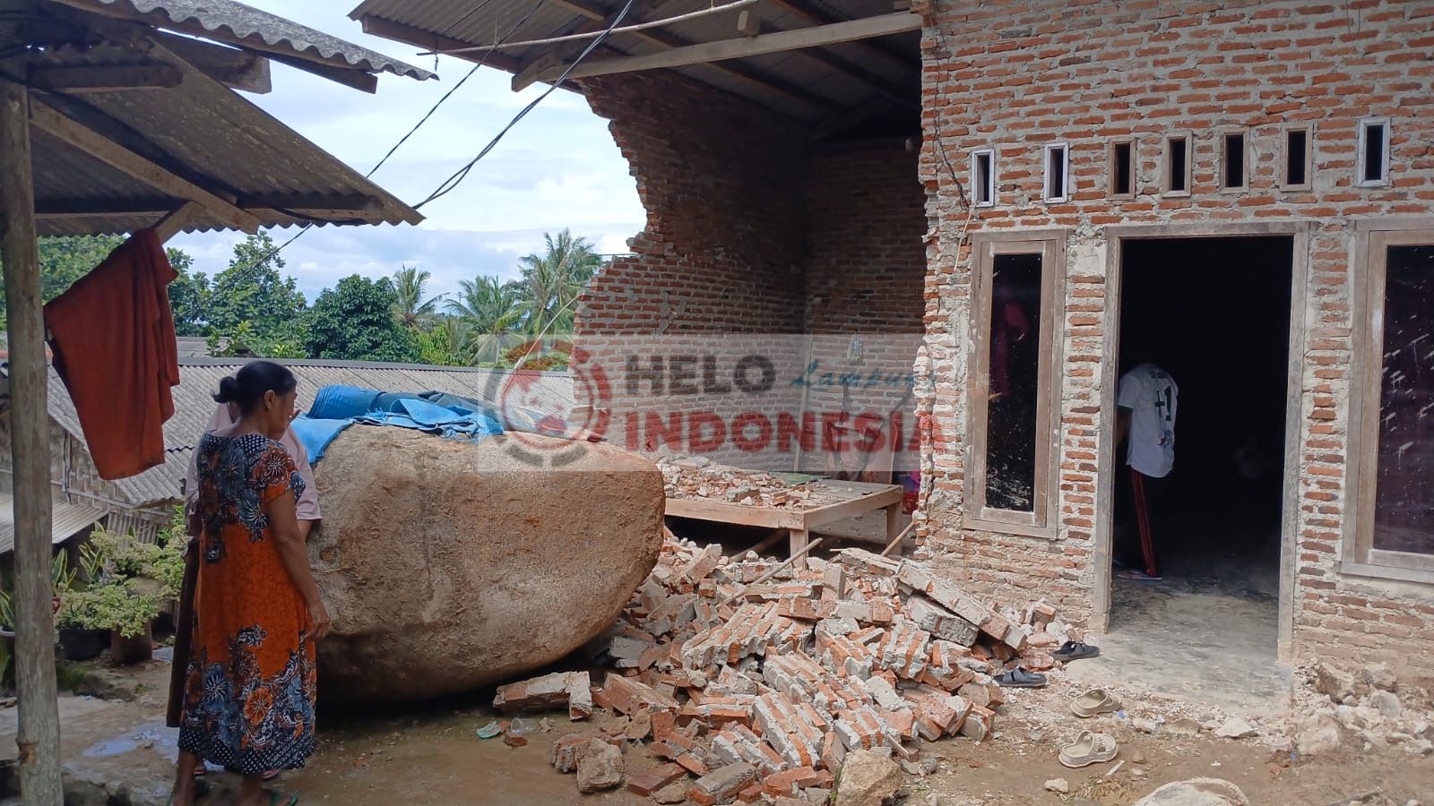 Batu 5 Ton dari Bukit Milik PT BA Hajar 3 Rumah di Batu Serampok