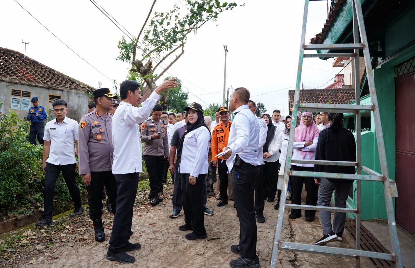 Walikota Eva Dwiana Memberikan Bantuan Korban Angin Puting Beliung