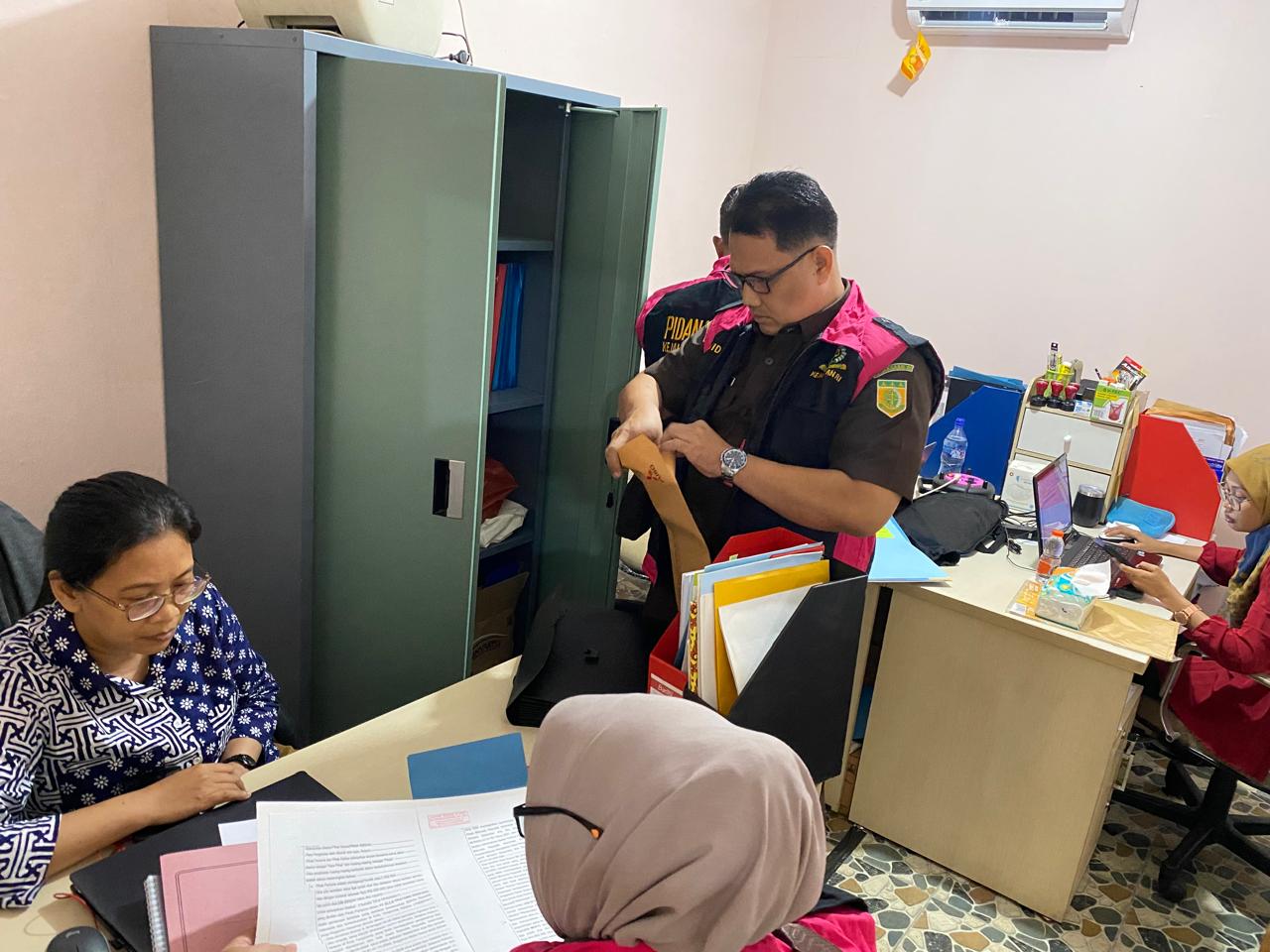 Kejati Banten Geledah Dua Lokasi Terkait Dugaan Korupsi Pengelolaan Sampah di Tangsel