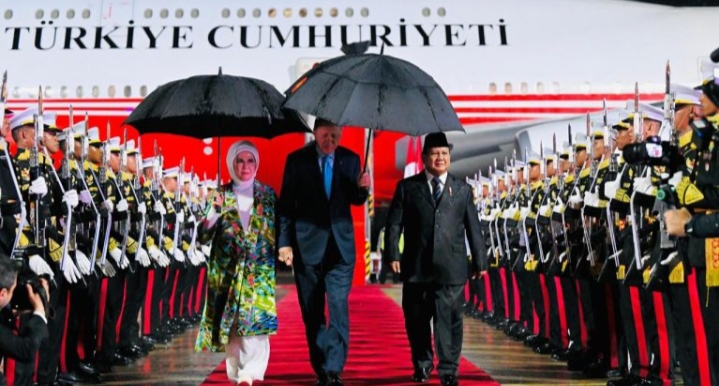 Presiden Prabowo Sambut Hangat Kedatangan Presiden Erdogan di Bandara