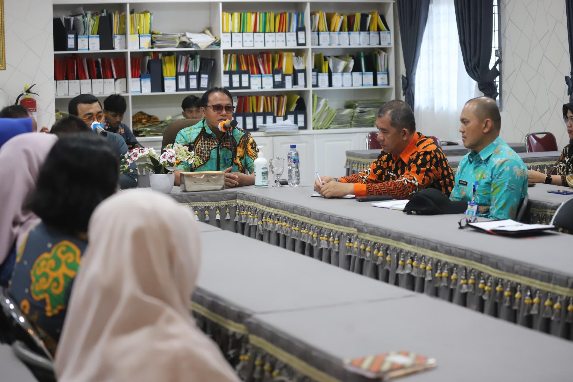 Pj. Bupati Nukman Memberikan Pembinaan Kepada Pegawai RSUD Alimuddin Umar