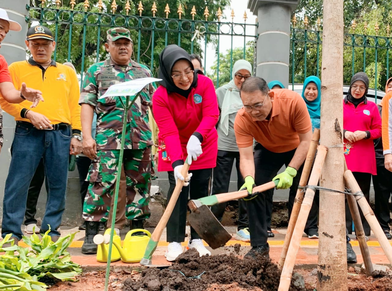 Tampak dalam gambar, Dekot Jakpus Bang Uci mengenakan kaos kuning lengan panjang di acara penanaman 