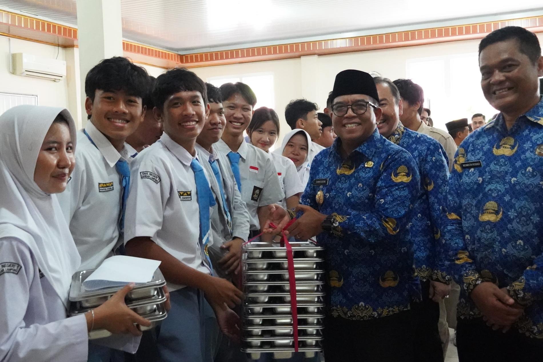 Pj Gubernur Lampung Tinjau Program Makan Bergizi Gratis di Sekolah, Dukung Generasi Sehat dan Cerdas