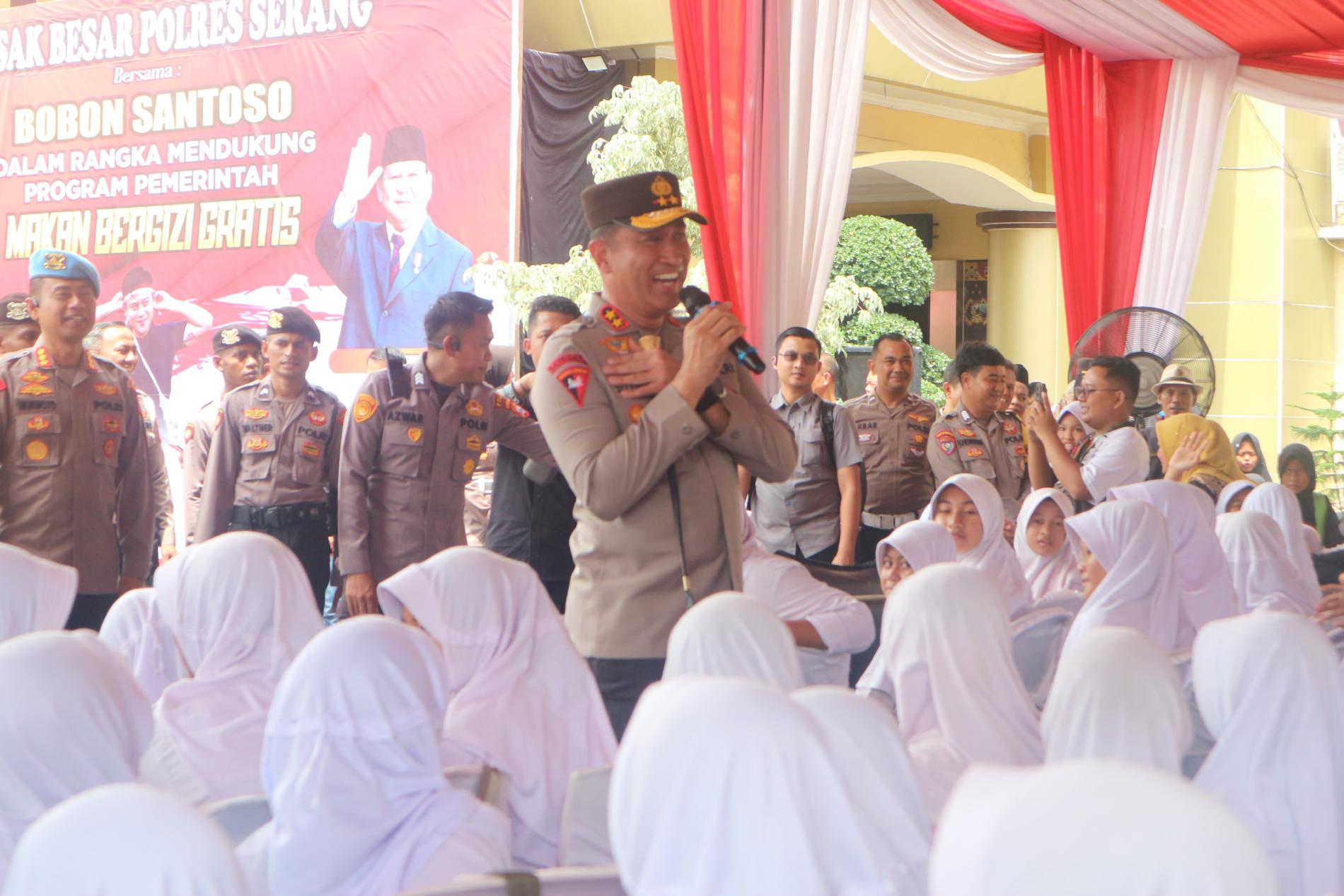 Kapolres dan Bobon Gelar Masak Besar, Ribuan Murid SD Penuhi Mapolres Serang