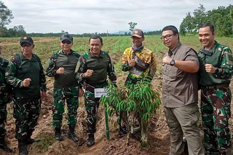 Dukung Ketahanan Pangan Nasional, Dankodiklatad Pimpin Tanam Singkong Bersama Masyarakat di Kabupaten Oku