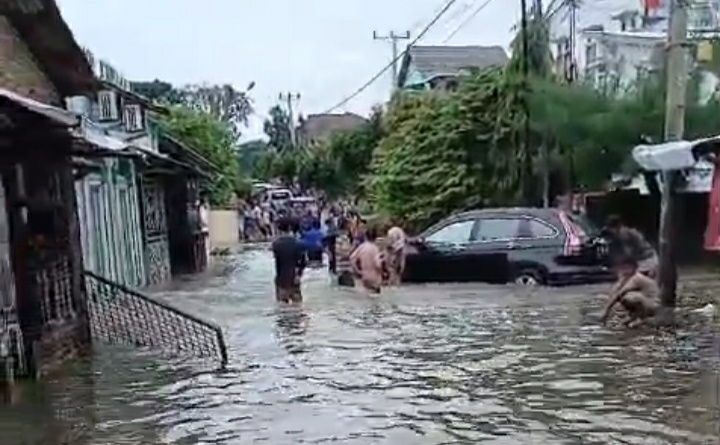 Tembok Perumahan Roboh, Warga Kebanjiran di Labuhan Ratu