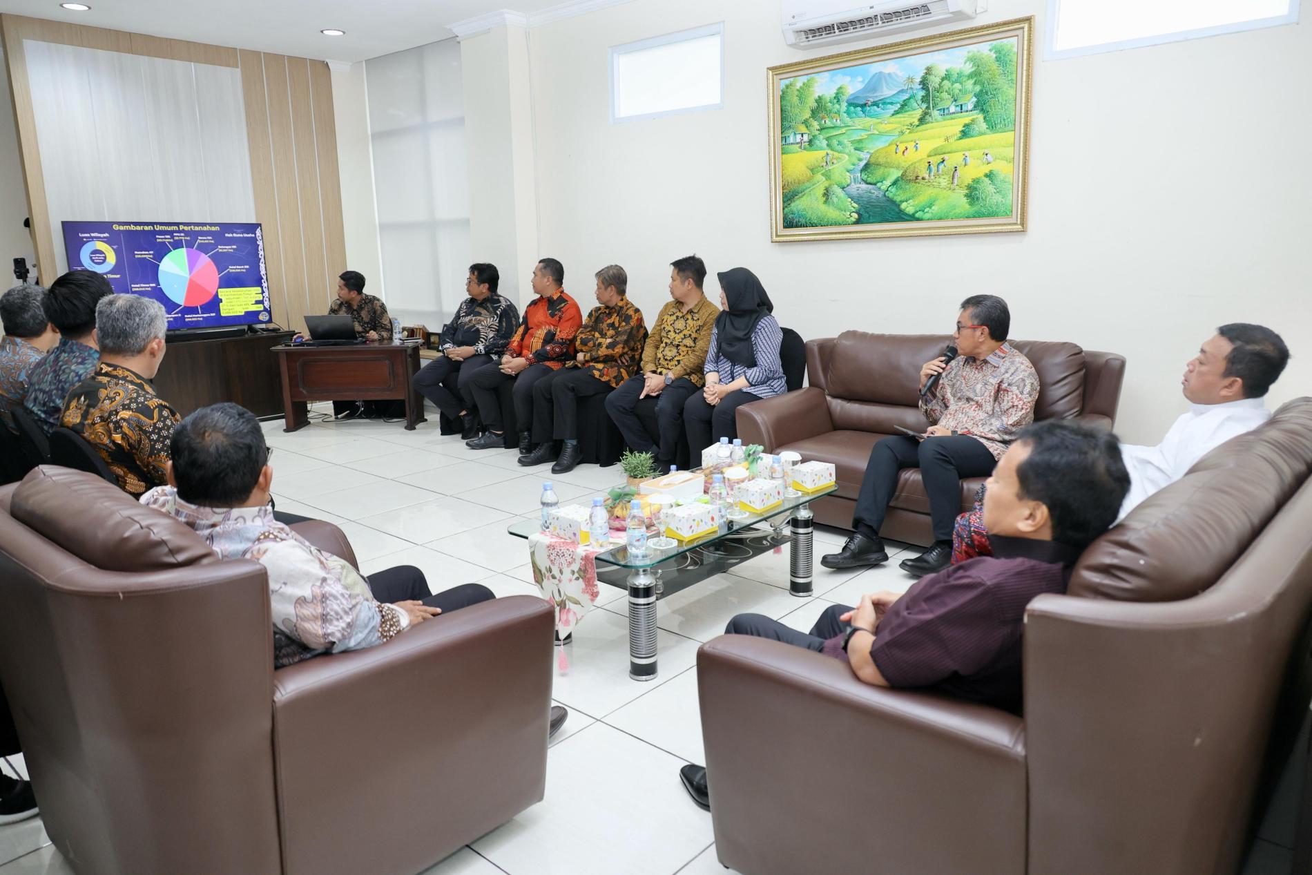 Berikan Pengarahan di Kantor Pertanahan Kota Balikpapan, Menteri Nusron Minta Jajarannya Inventarisasi Tanah Terindikasi Telantar