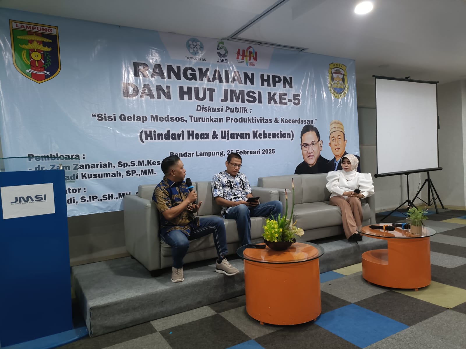 Ketua PWI Lampung Isi Diskusi Publik Sisi Gelap Media Sosial