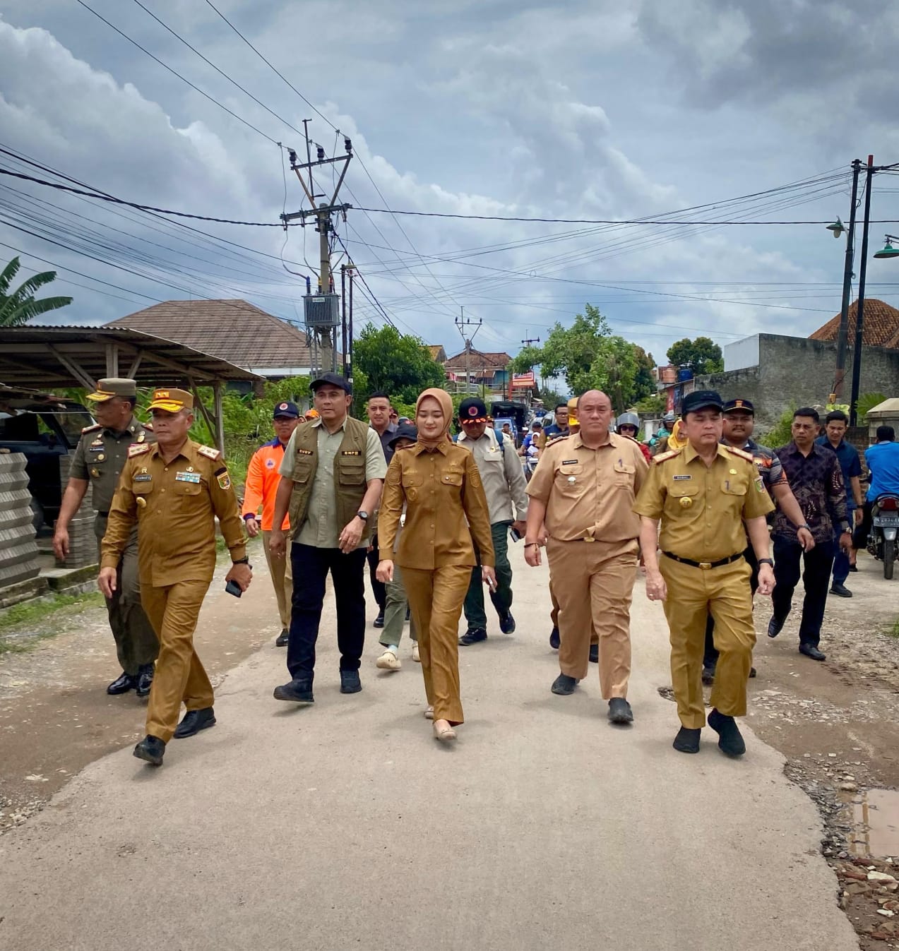 Pastikan Penanganan Bencana Banjir Berjalan Optimal, Wagub Jihan Tinjau Posko Kesehatan dan Operasional Alat Berat di Lokasi Banjir