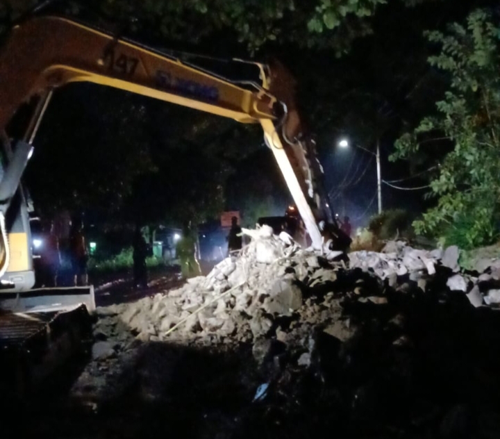 Tebing Longsor Tutup Jalan Depan TPI dan Samping Kuburan Cina Lempasing