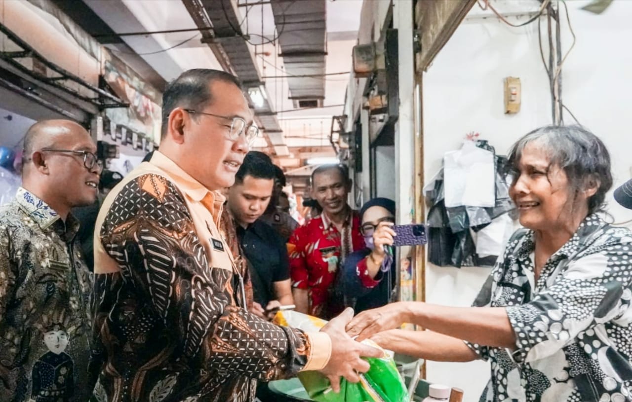 Wali Kota Jakpus Arifin Saat Membeli Beras